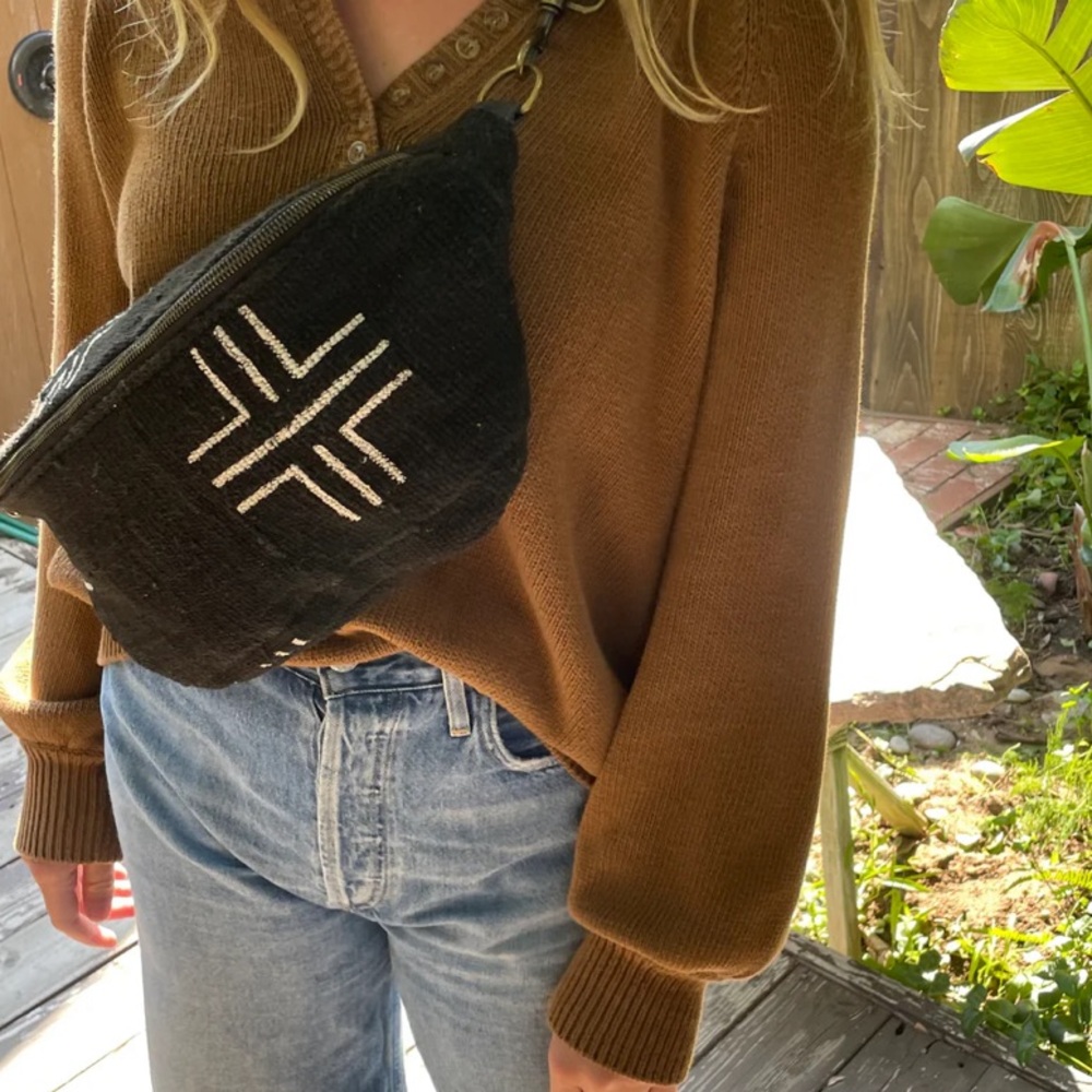 Jenna Bee Black Crosses Sling Bag NWT - Picture 7 of 9